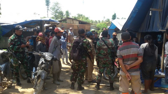 Saat penertiban dan pembersihan area Gunung Botak. (Foto: Dok. Istimewa)