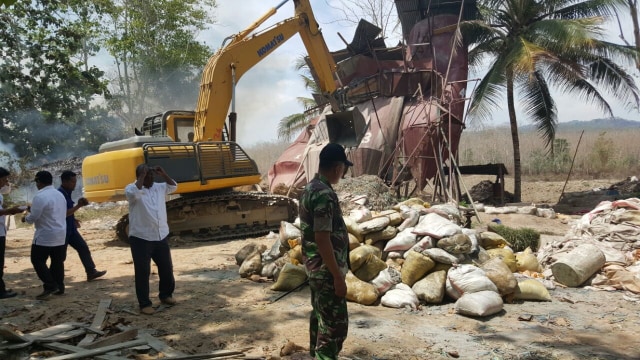 Penghancuran tong oleh aparat saat penutupan. (Foto: Dok. Istimewa)