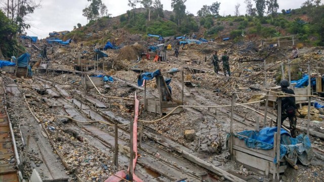 Saat penertiban dan pembersihan area Gunung Botak. (Foto: Dok. Istimewa)