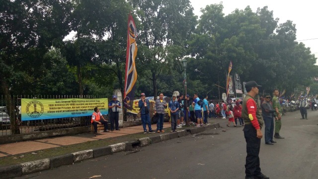 Warga berkumpul di Monumen Bandung Lautan Api. (Foto: Ainul Qalbi/kumparan)