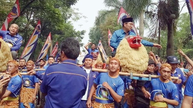 Ridwan Kamil menaiki Sisingaan. (Foto: Ainul Qalbi/kumparan)