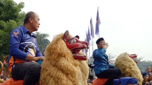 Ridwan Kamil menyapa warga dari atas Sisingaan. (Foto: Ainul Qalbi/kumparan)