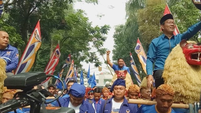 Ridwan Kamil menyapa warga dari atas Sisingaan. (Foto: Ainul Qalbi/kumparan)