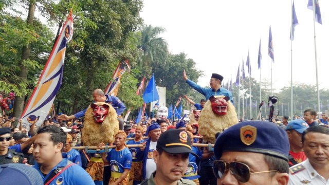 Ridwan Kamil menyapa warga dari atas Sisingaan. (Foto: Ainul Qalbi/kumparan)