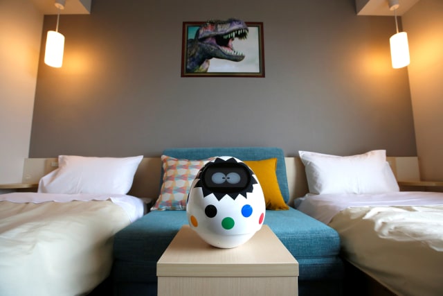 Suasana kamar hotel dan robot Tuly. (Foto: Issei Kato/Reuters)