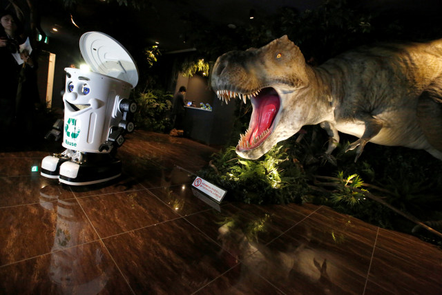 Robot dinosaurus dan robot tong sampah. (Foto: Issei Kato/Reuters)