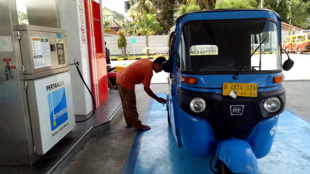 Apung, supir bajaj tengah mengisi BBG  (Foto: Ela Nurlaela/kumparan)