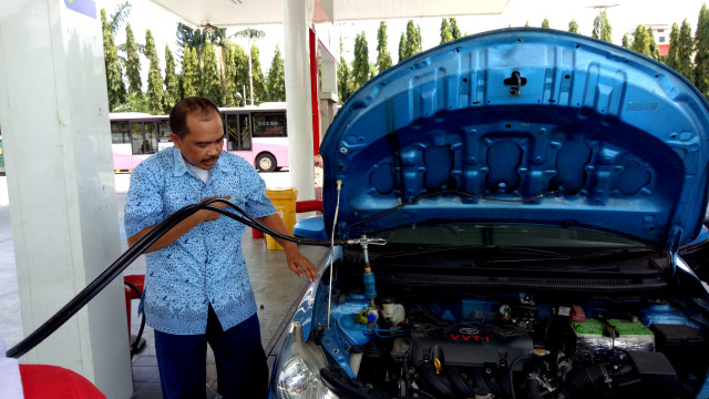 Wawan K ,supir taxi Blue Bird tengah mengisi BBG (Foto: Ela Nurlaela/kumparan)