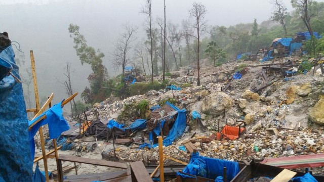 Penertiban penambang liar di Gunung Botak. (Foto: Dok. Kapolres Kepulauan Buru)