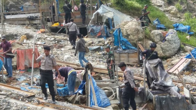 Aparat membersihkan gunung Botak. (Foto: Dok. Kapolres Buru, AKBP Leo Simatupang)