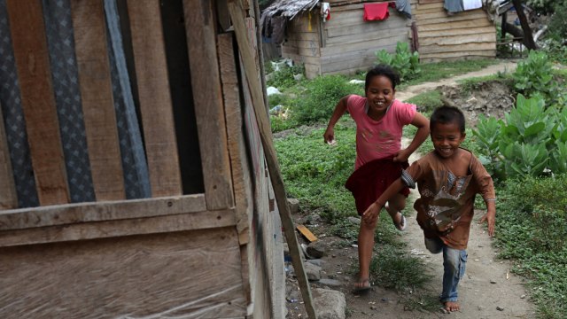 Bermain di kawasan penambang emas Poboya, Palu (Foto: Fanny Kusumawardhani/kumparan)