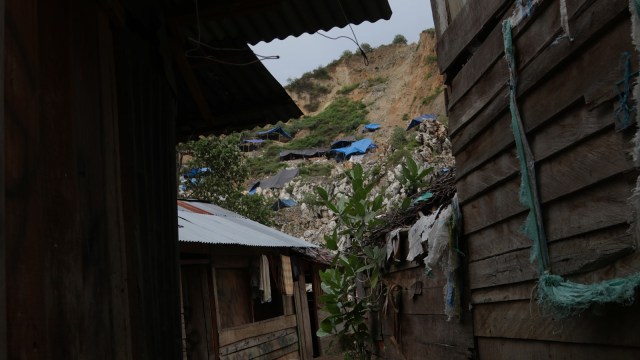 Sejumlah penambang beristirahat di Poboya, Palu (Foto: Fanny Kusumawardhani/kumparan)