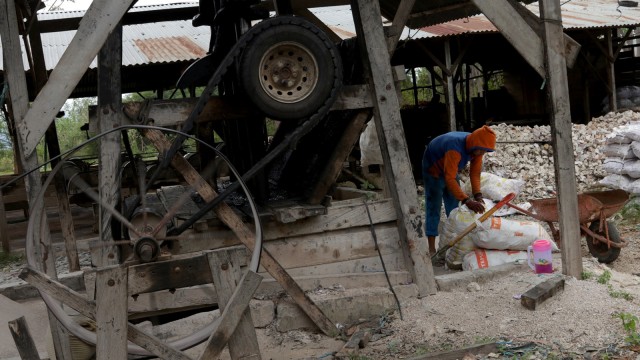 Pekerja memproses bebatuan di Poboya, Palu (Foto: Fanny Kusumawardhani/kumparan)