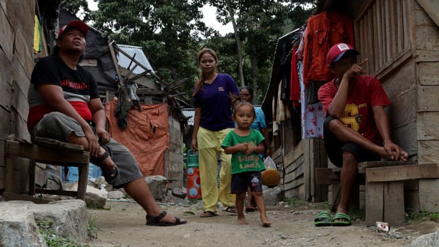 Penambang berbincang di pertambangan Poboya, Palu (Foto: Fanny Kusumawardhani/kumparan)