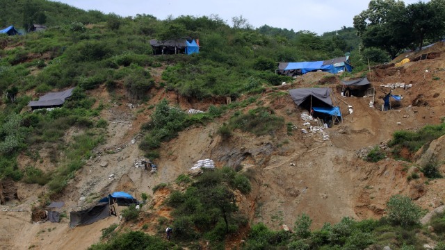 Mengangkat karung isi batuan di Poboya, Palu (Foto: Fanny Kusumawardhani/kumparan)