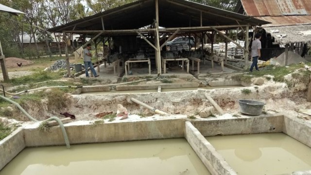 Kolam pembuangan merkuri di area pertambangan. (Foto: Ardhana Pragota/kumparan)