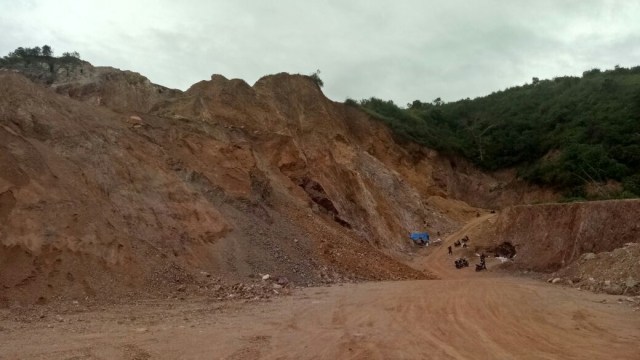 Bukit gundul bekas kerukan tambang emas di Poboya (Foto: Ardhana Pragota/kumparan)