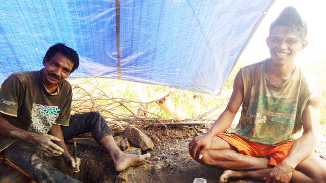 Usman dan Panu, penambang batu cinnabar. (Foto: Naufal Abdurrasyid/kumparan)