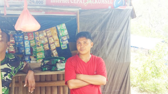 Isman, seorang penambang dan pemilik warung. (Foto: Naufal Abdurrasyid/kumparan)