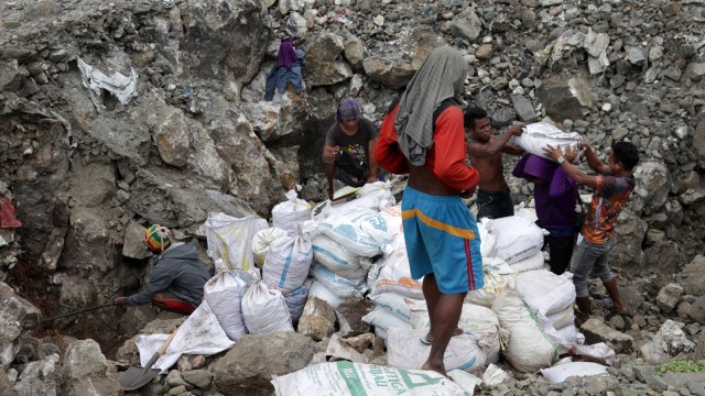 Penambang di lokasi tambang emas Poboya, Palu (Foto: Fanny Kusumawardhani/kumparan)