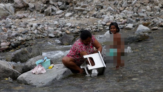 Mandi di sungai pertambangan emas Poboya, Palu (Foto: Fanny Kusumawardhani/kumparan)