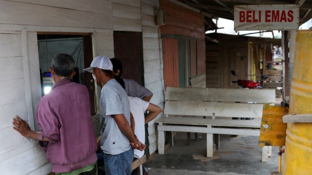 Proses transaksi jual beli emas di Poboya, Palu (Foto: Fanny Kusumawardhani/kumparan)