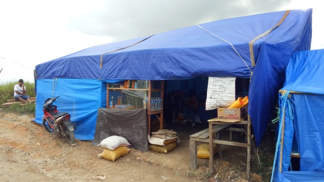 Warung Bu Zulaiha di Gunung Botak. (Foto: Naufal Abdurrasyid/kumparan)