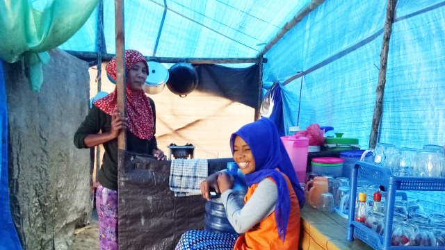 Bu Zulaiha dan anak keduanya yang bernama Irma. (Foto: Naufal Abdurrasyid/kumparan)