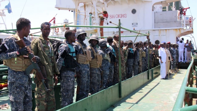 AL di atas tanker yang dibebaskan oleh bajak laut. (Foto: Reuters/Abdiqani Hassan)