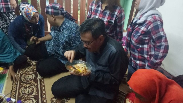 Djarot makan bersama warga di Kampung Ciliwung (Foto: Nadia Riso/kumparan)