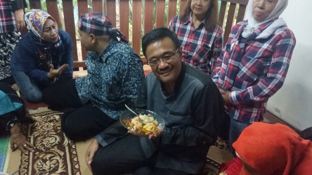 Djarot makan bersama warga di Kampung Ciliwung (Foto: Nadia Riso/kumparan)