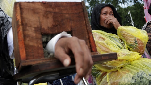 Wajah sedih petani Kendeng saat melakukan aksi. (Foto: Fanny Kusumawardhani/kumparan)