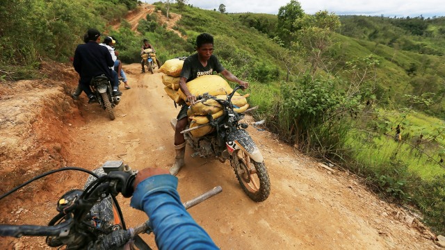 Penambang membawa hasil tambang emas. (Foto: Aditia Noviansyah/kumparan)