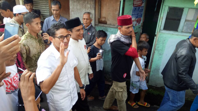 Sandi menemui warga Jalan Bangka Mampang. (Foto: Mustaqim Amna/kumparan)