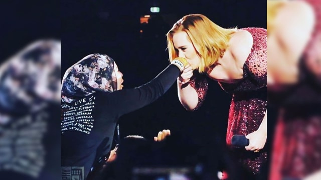 Adele mencium tangan fansnya saat konser di ANZ. (Foto: Instagram @exquisite_scents_by_samira)