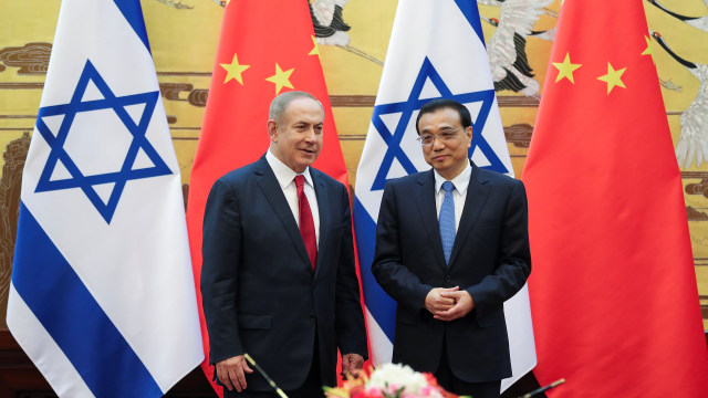 Benjamin Netanyahu dan Li Keqiang (Foto: Jason Lee/Reuters)