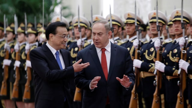 Benjamin Netanyahu dalam kunjungannya ke China (Foto: Jason Lee/Reuters)