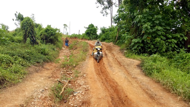 Penambang membawa material emas dengan motor. (Foto: Naufal Abdurrasyid/kumparan)