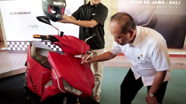 M Nasir dan motor listrik Gestis (Foto: www.dikti.go.id)