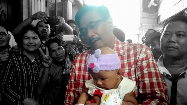 Djarot menggendong bayi (Foto: Nadia Jovita/kumparan)