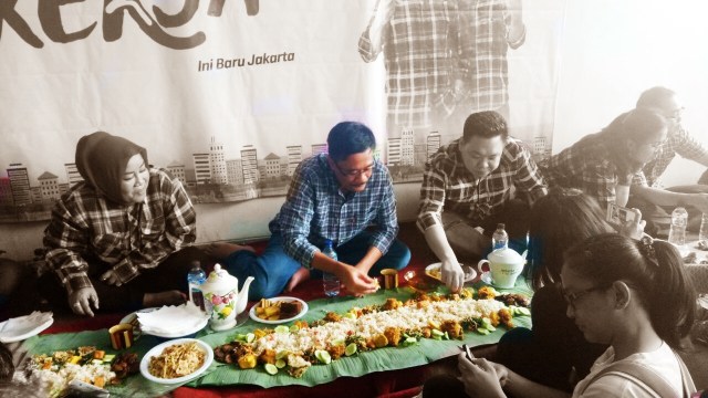 Djarot makan siang bersama timsesnya. (Foto: Nadia Jovita Riso/kumparan)