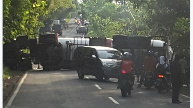 Truk terguling di Bangkalan (Foto: Twitter @LantasBangkalan)