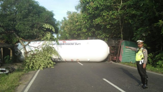 Truk elpiji terguling di Bangkalan (Foto: tribratanewsbangkalan.com)