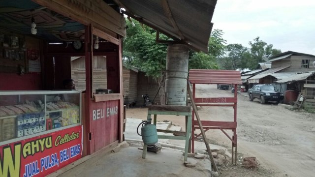 Kios Beli Emas di Poboya, Sulawesi Tengah (Foto: Ardhana Pragota/kumparan)