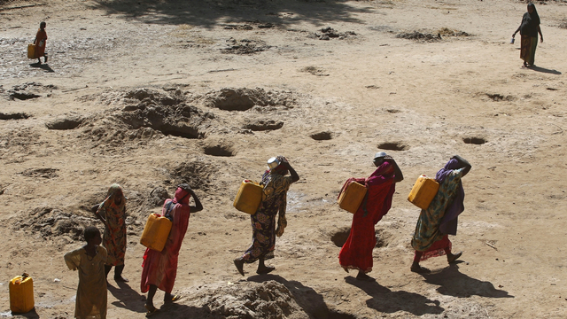 Ilustrasi kelaparan--Warga Somalia menuju sumur untuk mengambil air. Foto: Reuters