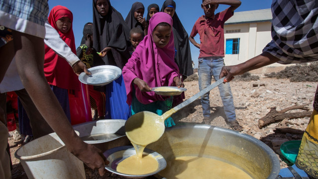 Anak-anak Somalia mengantre makanan. (Foto: Reuters)