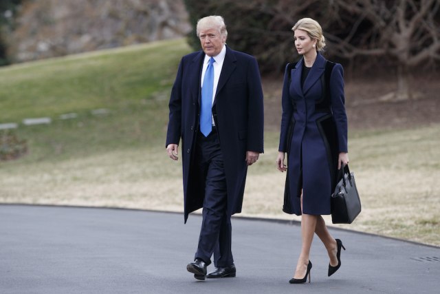 Trump dan Ivanka di Gedung Putih (Foto: AP Photo/Evan Vucci)
