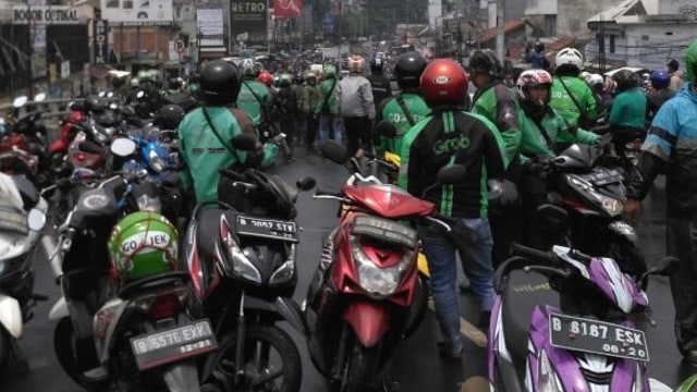 Demo ojek online di Jembatan Layang Cibinong (Foto: Istimewa)