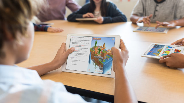 iPad 9,7 inci punya aplikasi edukasi untuk anak. (Foto: Apple.com)