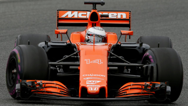 Alonso bersama mobil anyarnya, MCL32. (Foto: Reuters)